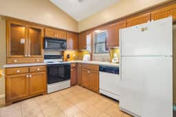 OakRidge - Condo 742 A | WK | 1 BD - Image 3