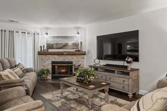 Pointe - 6102 - 2 BD | PMR | WK - Image 1