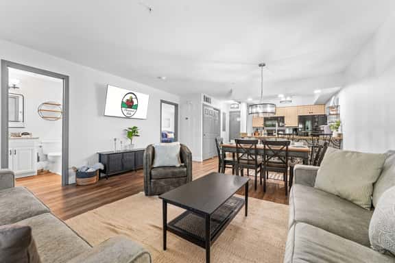 Club C-2 - 2 BD | PMR - Image 1