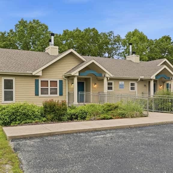 OakRidge - Condo 720 AB | WK | HR | 2 BD - Image 1
