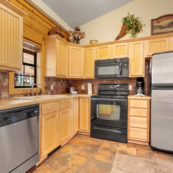 Cabins at Grand Mountain - Cabin 286 - 2 BD QQ | WK - Image 1