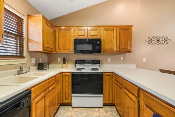 OakRidge - Condo 714 A | WK | 1 BD - Image 3