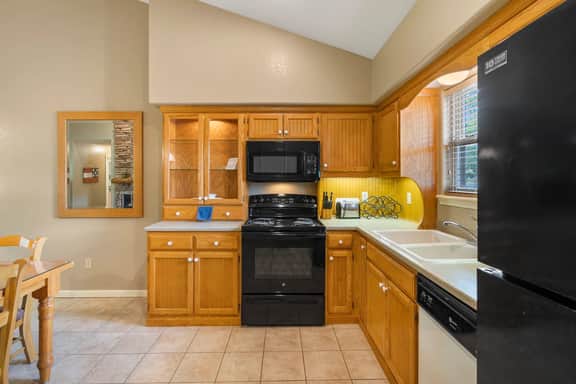 OakRidge - Condo 764 A | WK | 1 BD - Image 2