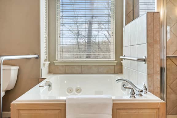 OakRidge - Condo 762 A | 1 BD | WK | HR - Image 2